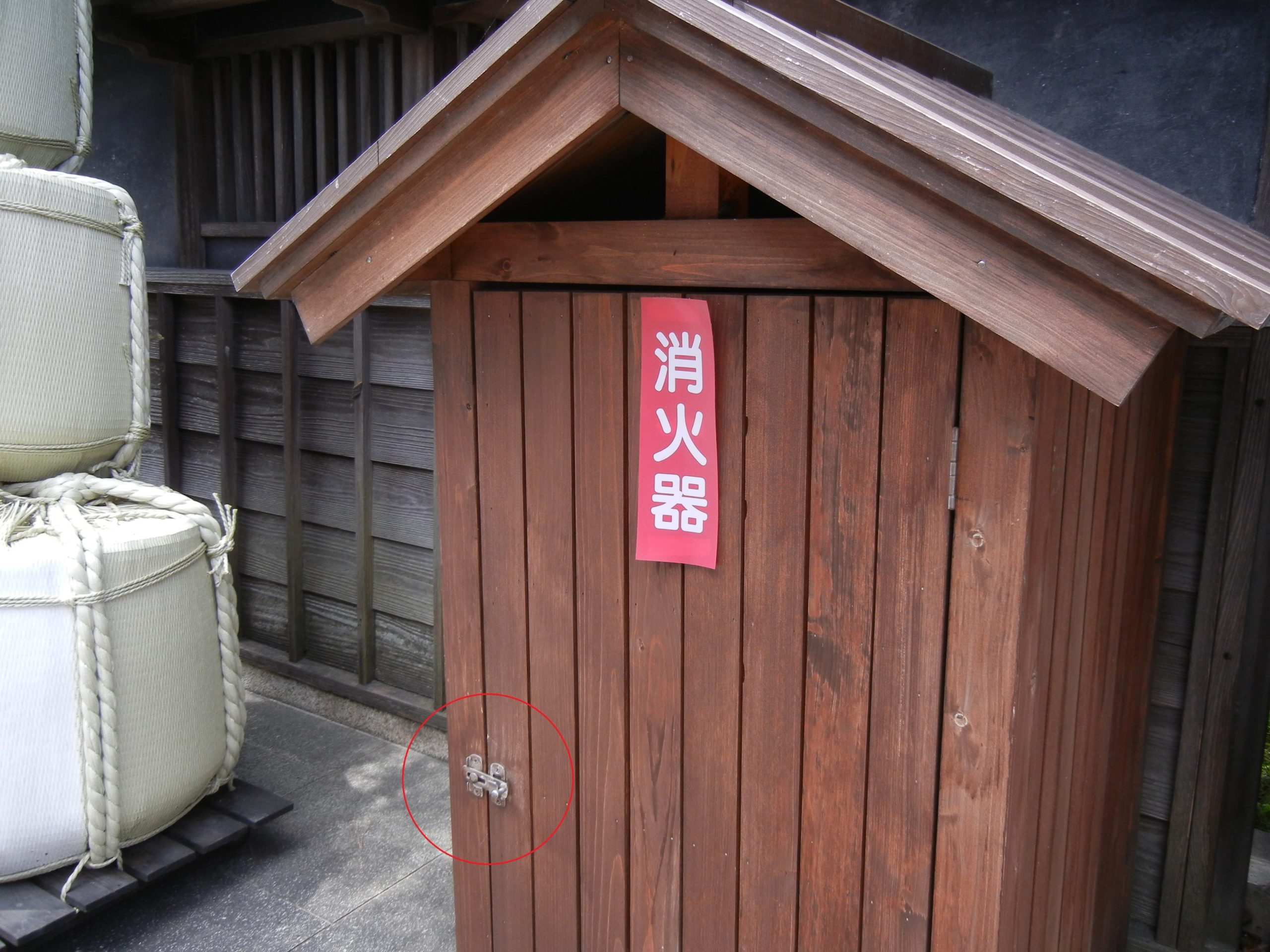 プレートラッチ 伊勢神宮　消火器入れ 仮留め金具　多機能打掛錠